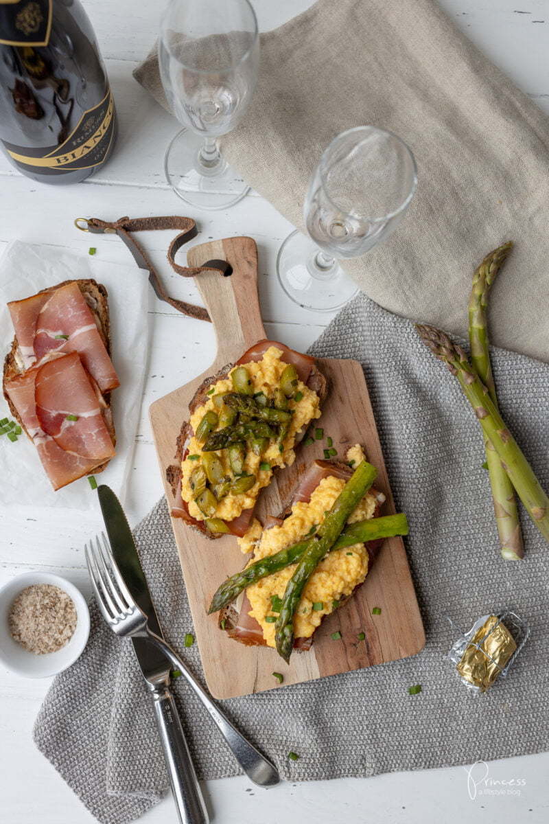 Grüner Spargel Rührei Toast