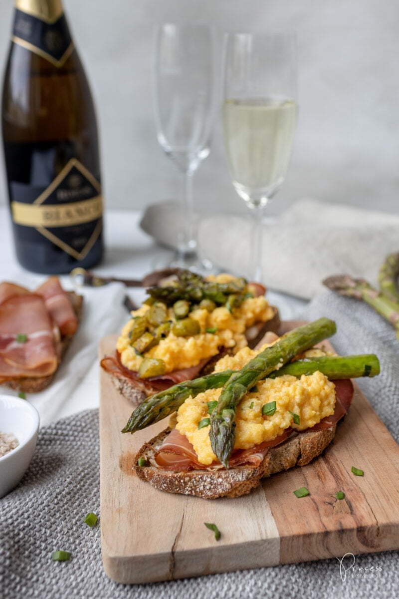 Grüner Spargel Rührei Toast