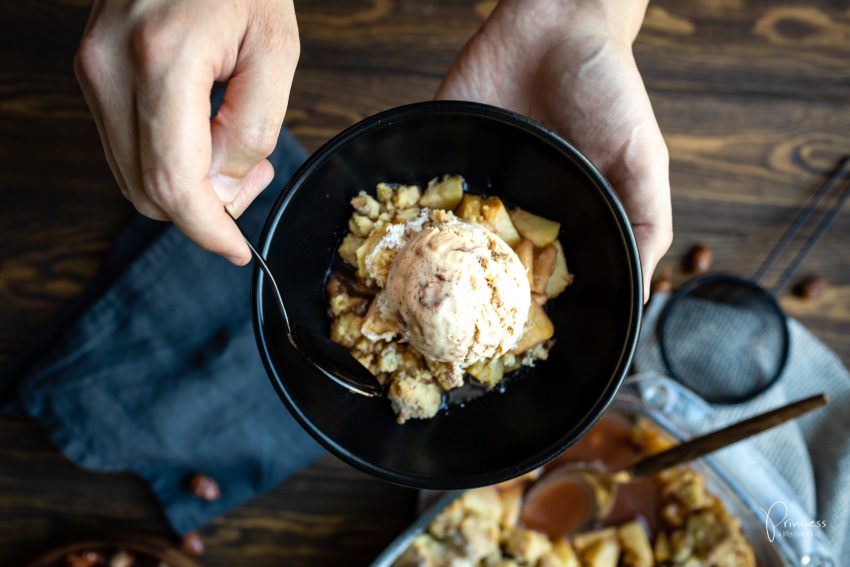 Weihnachts Crumble mit Gebrannte Mandeln Eis