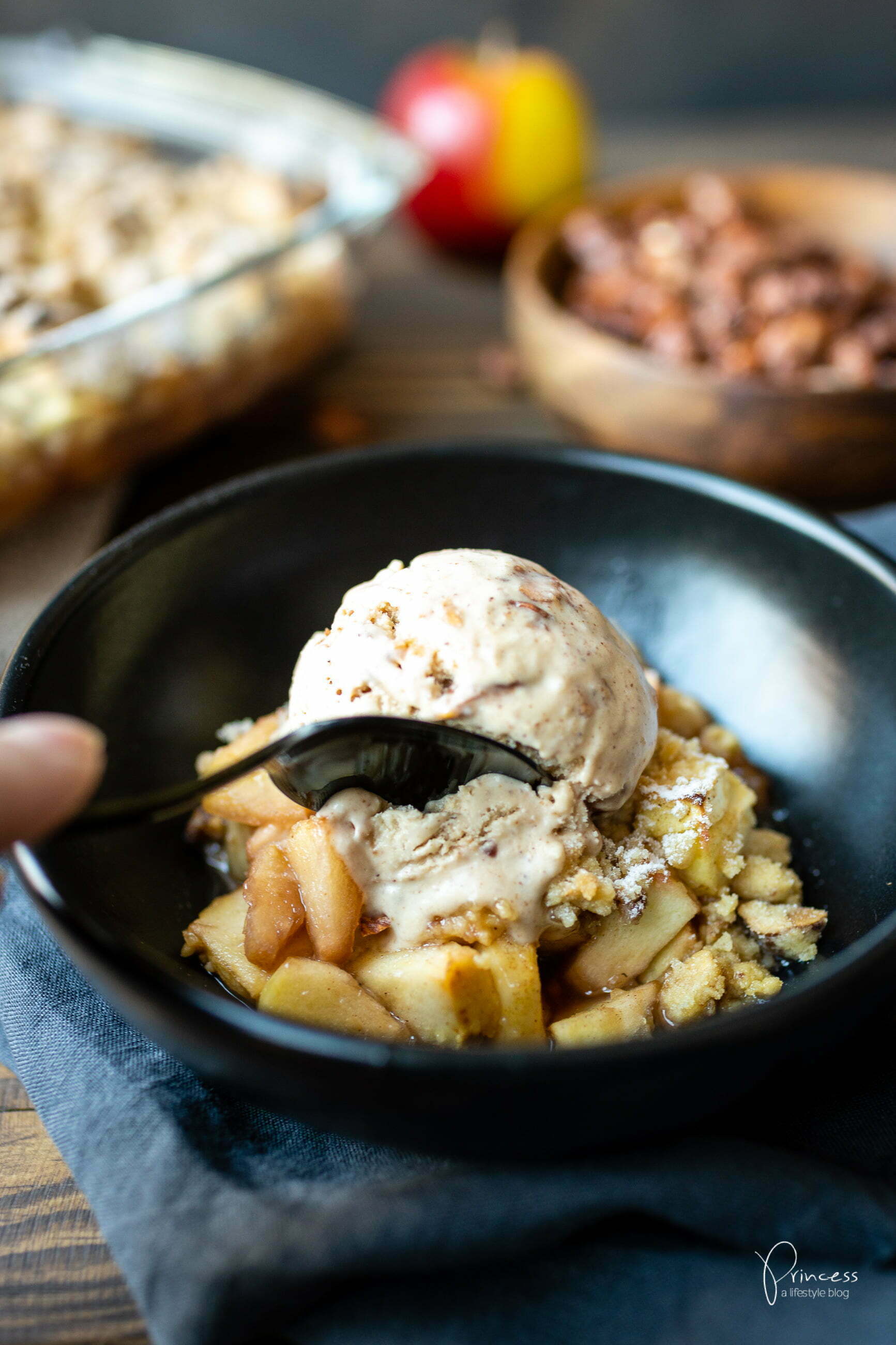 Weihnachts Crumble mit Gebrannte Mandeln Eis