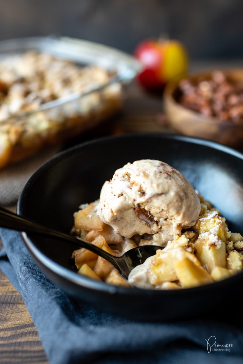 Weihnachts Crumble mit Gebrannte Mandeln Eis