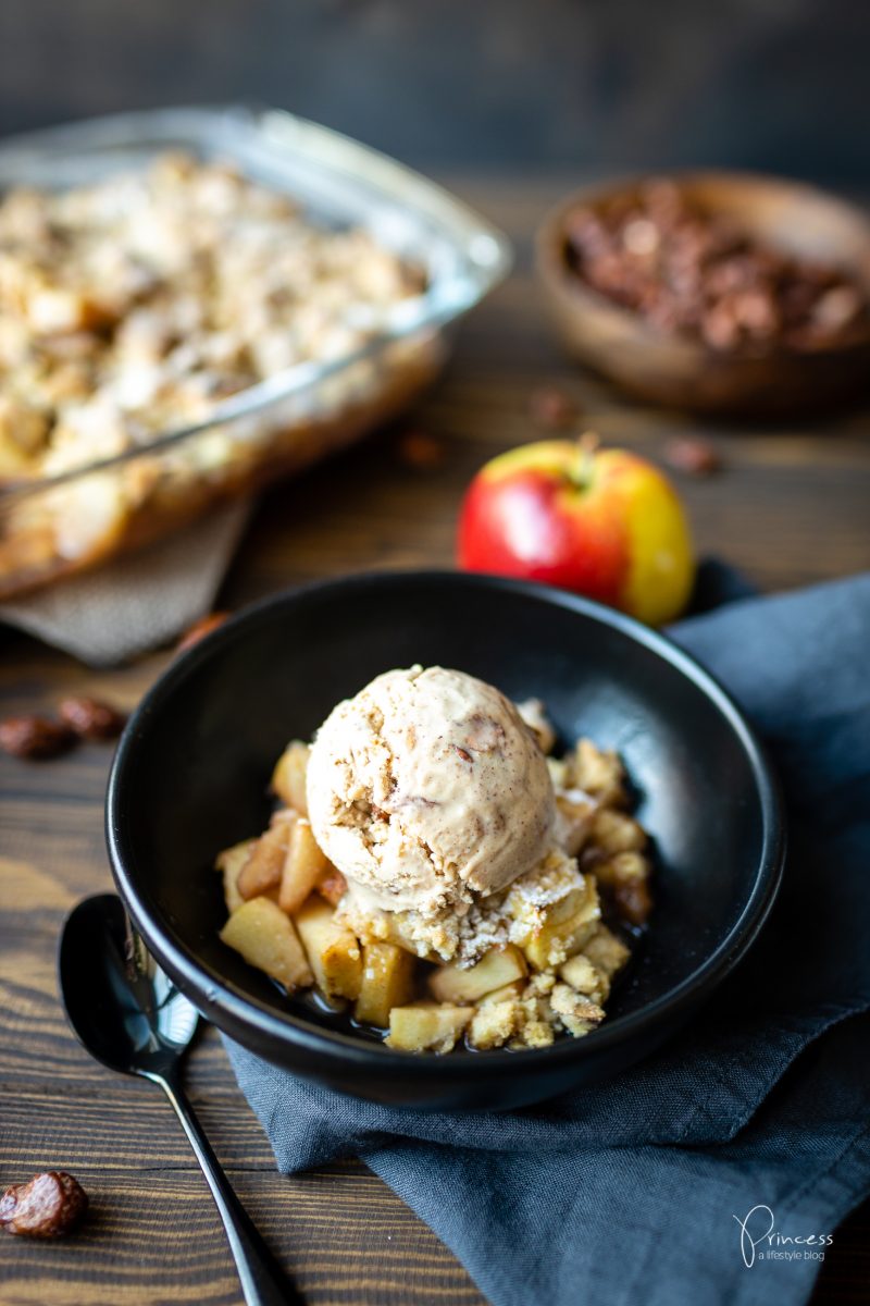 Weihnachts Crumble mit Gebrannte Mandeln Eis