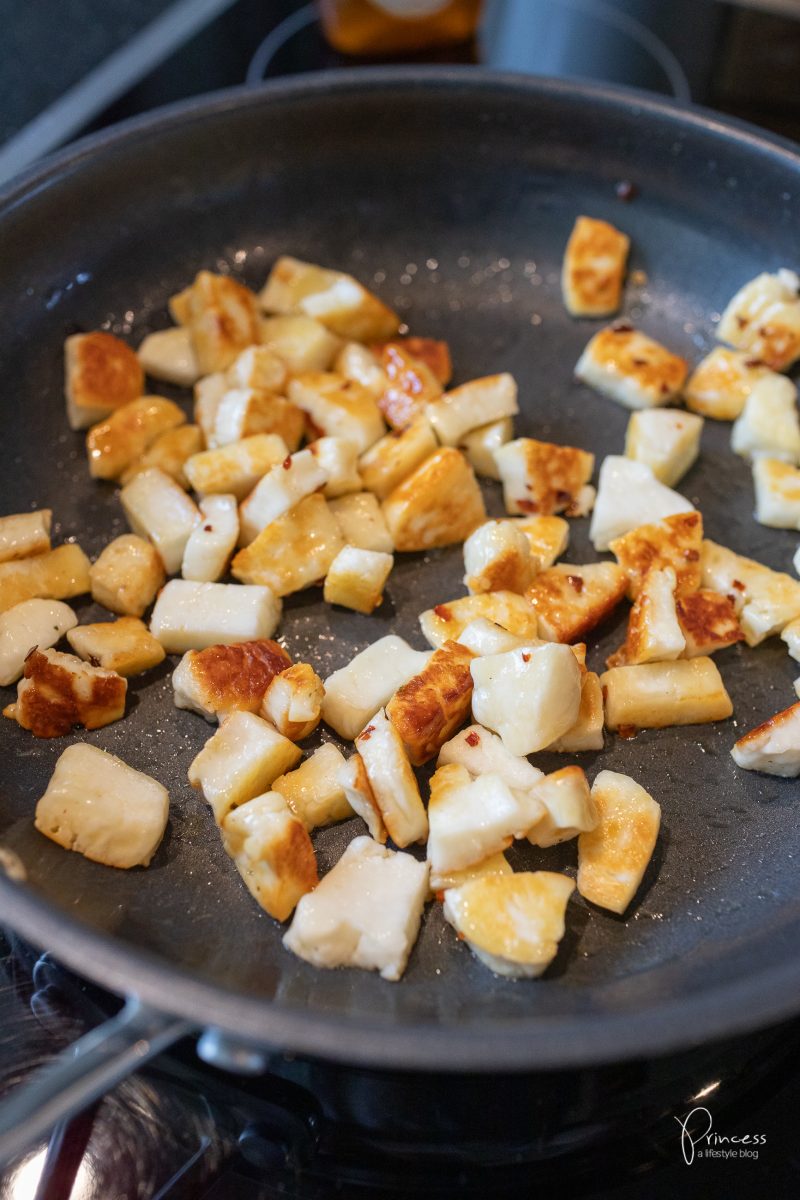 Halloumi Salat mit Granatapfel, Kräutern, Gurke & Tomaten