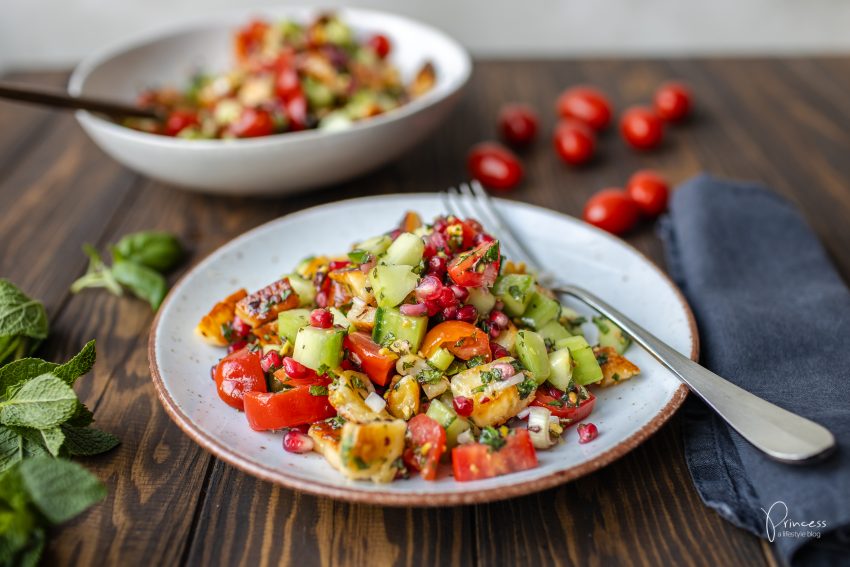 Halloumi Salat mit Granatapfel, Kräutern, Gurke & Tomaten