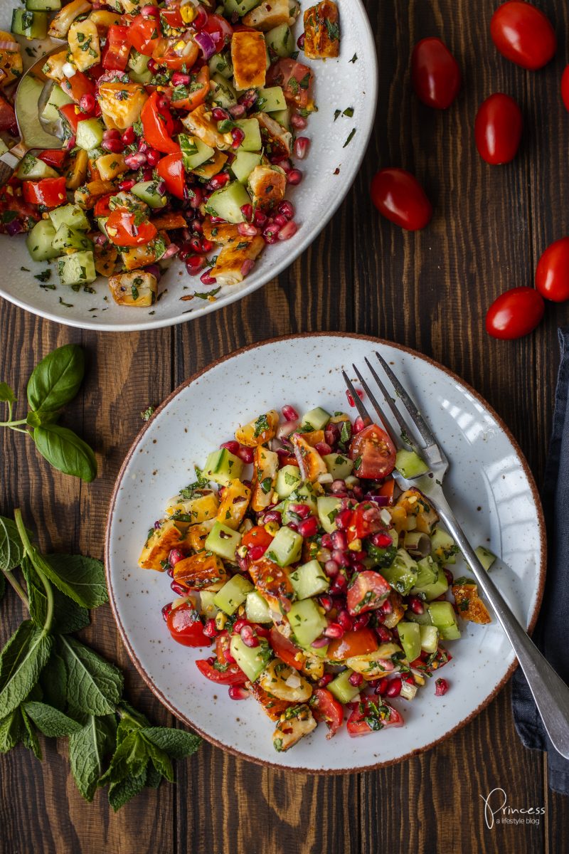 Halloumi Salat mit Granatapfel, Kräutern, Gurke & Tomaten