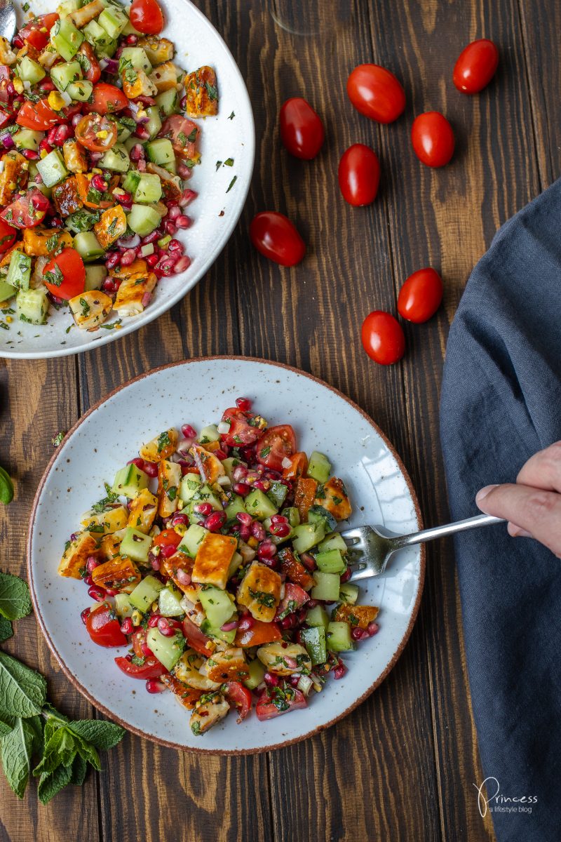 Halloumi Salat mit Granatapfel, Kräutern, Gurke & Tomaten