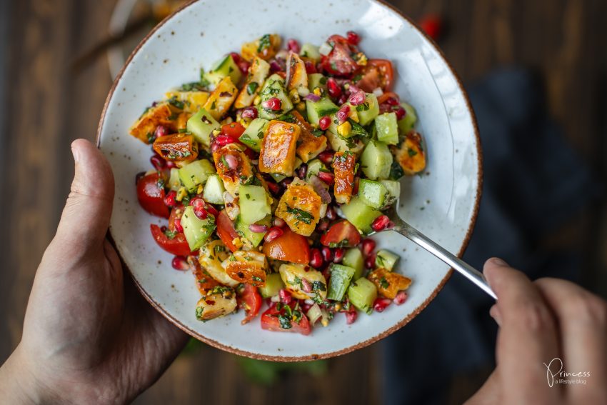 Halloumi Salat mit Granatapfel, Kräutern, Gurke & Tomaten