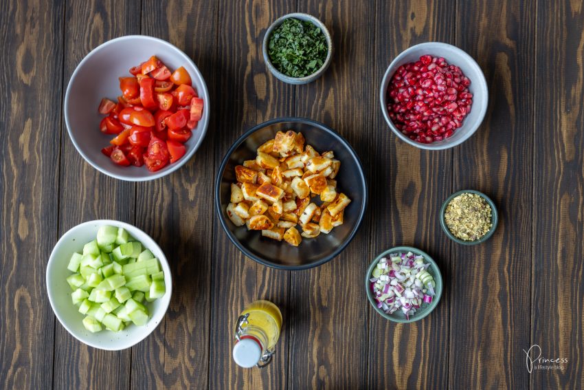 Halloumi Salat mit Granatapfel, Kräutern, Gurke & Tomaten