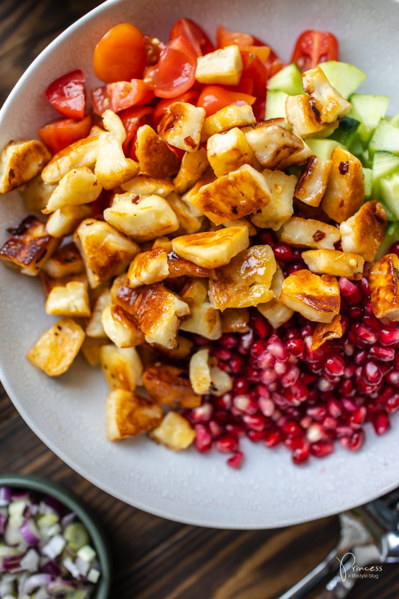 Halloumi Salat mit Granatapfel, Kräutern, Gurke & Tomaten