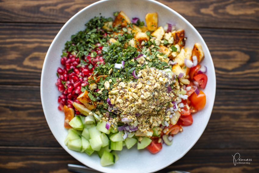 Halloumi Salat mit Granatapfel, Kräutern, Gurke & Tomaten