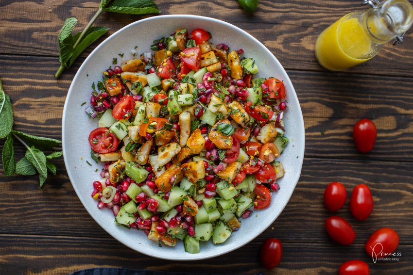 Halloumi Salat mit Granatapfel, Kräutern, Gurke & Tomaten