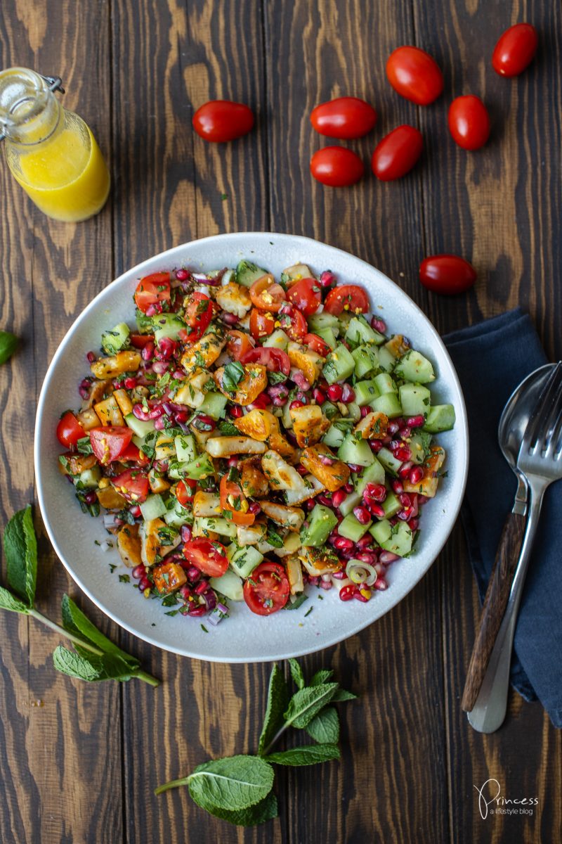 Halloumi Salat mit Granatapfel, Kräutern, Gurke & Tomaten