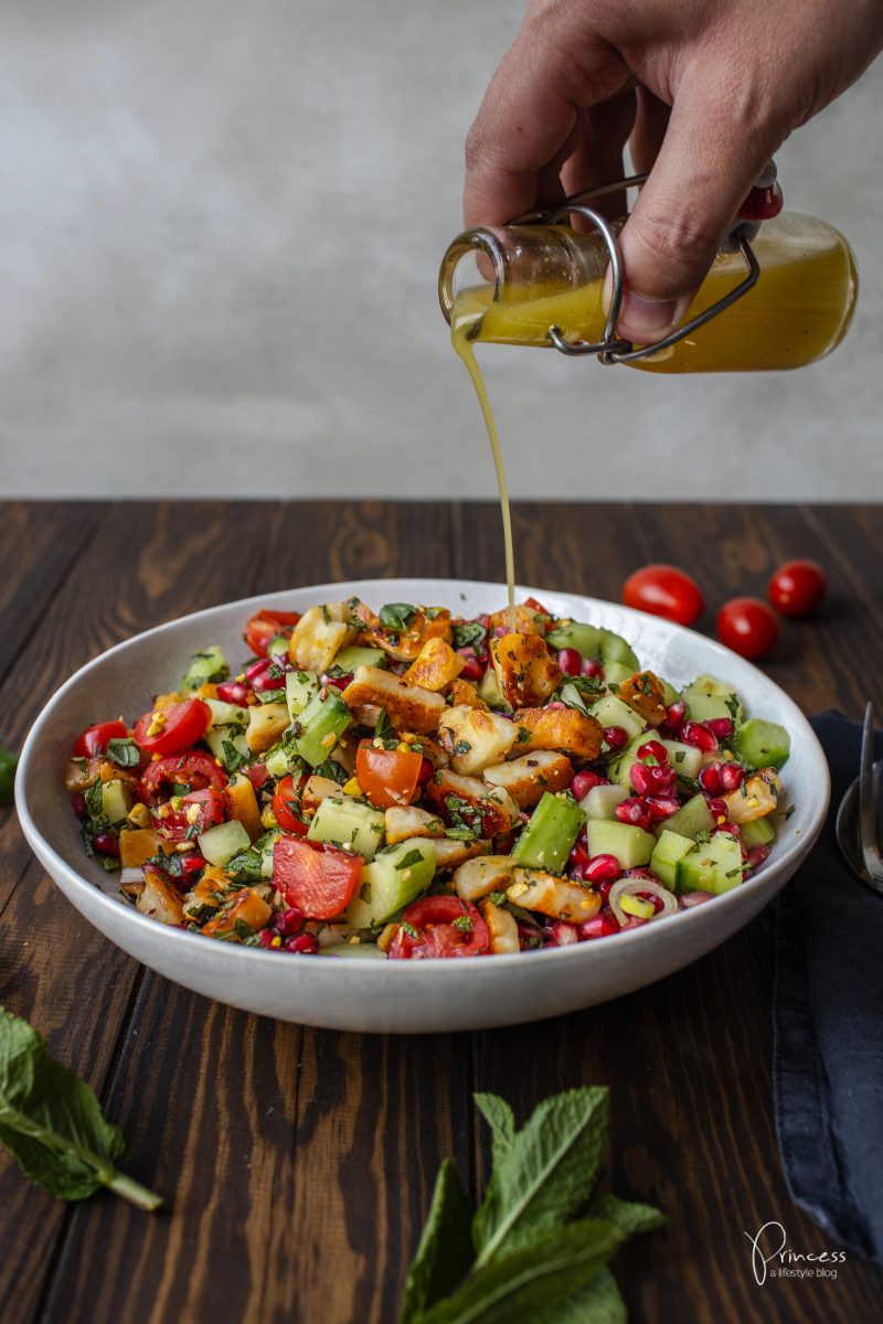 Halloumi Salat mit Granatapfel, Kräutern, Gurke & Tomaten