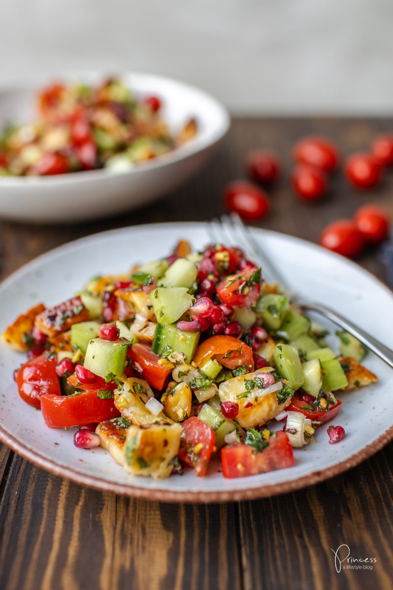 Halloumi Salat mit Granatapfel, Kräutern, Gurke & Tomaten